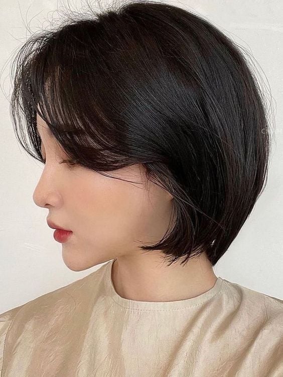 Chin Length Bob With Layers And Curtain Bangs, Close-Up Take Chin Length Bob With Layers And Curtain Bangs, Close-Up Take — Korean Hairstyles