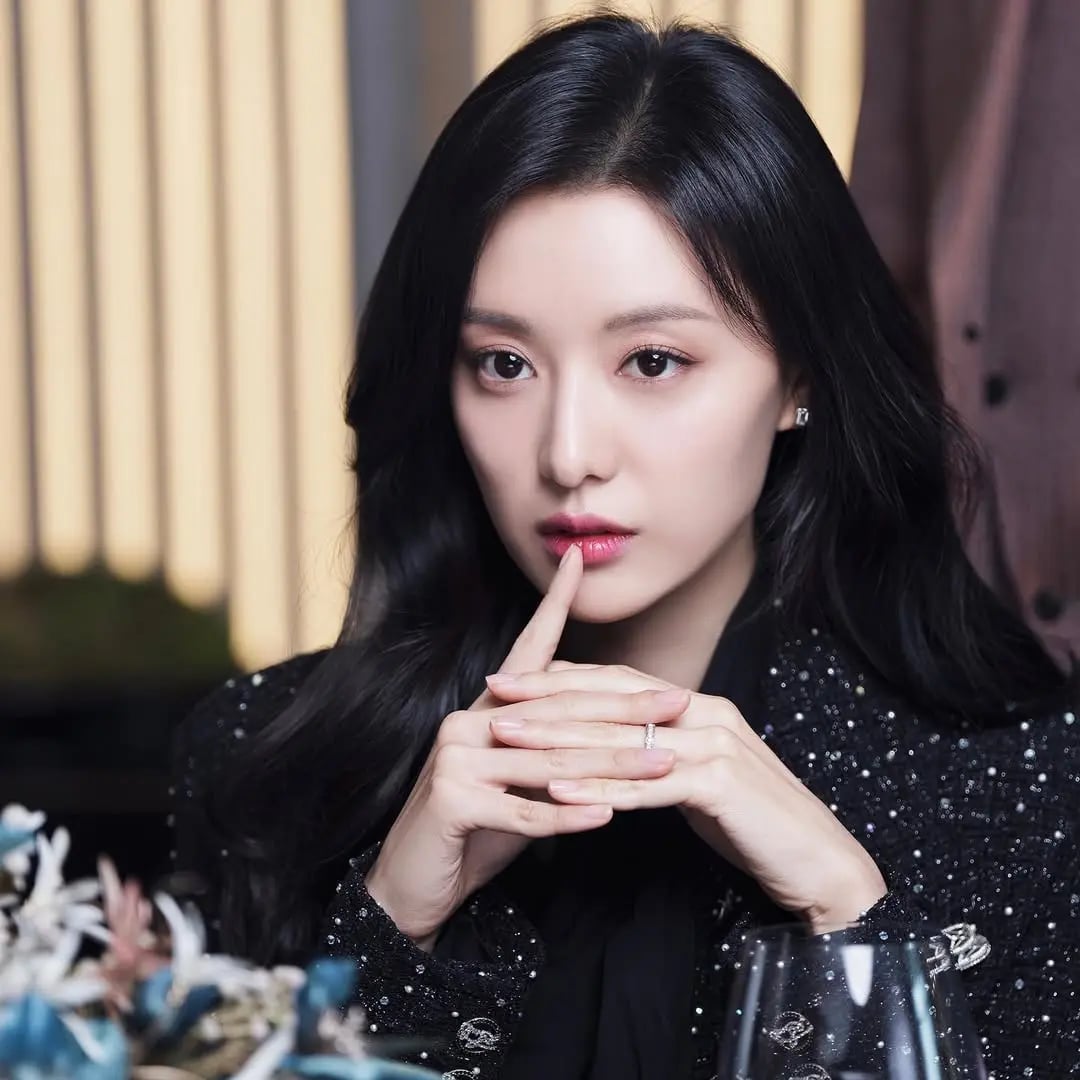 Mid-Back Loose Waves Glossy Finish Mid-Back Loose Waves Glossy Finish — Korean Hairstyles