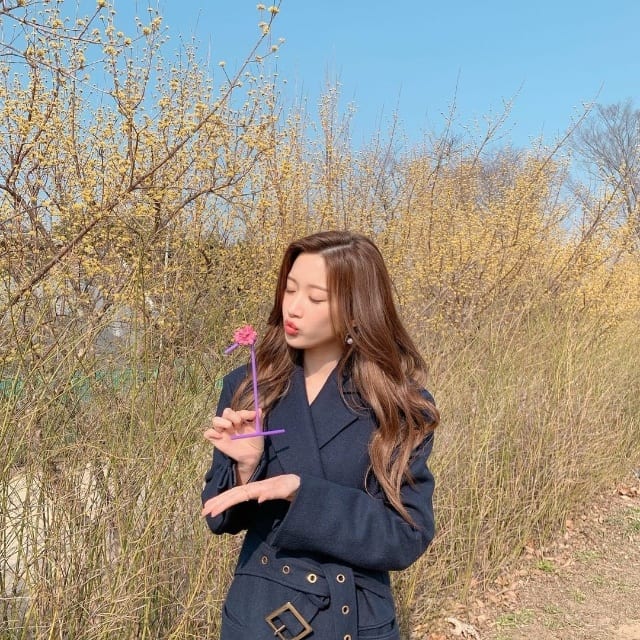 Mid-Back Layers Soft Waves Subtle Highlights Mid-Back Layers Soft Waves Subtle Highlights — Korean Hairstyles