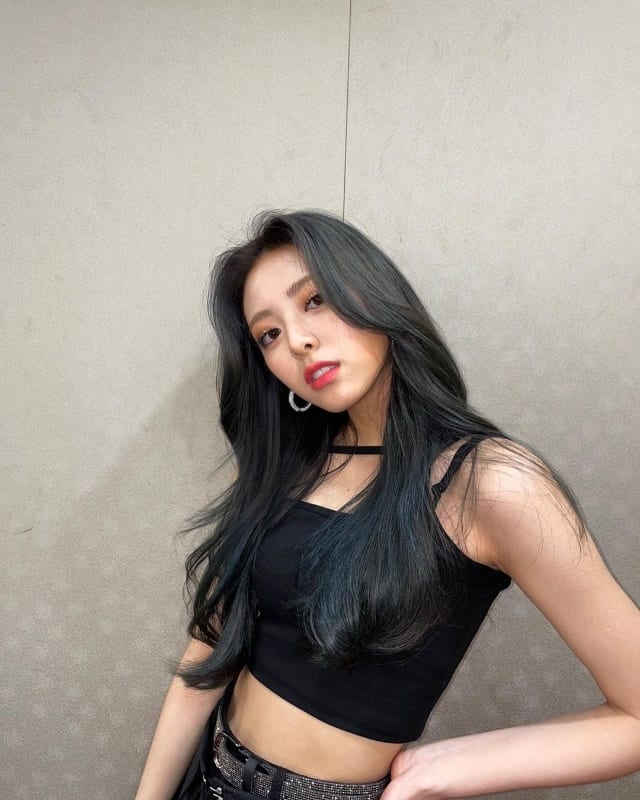 Collarbone Layers And Curtain Bangs Blowout Collarbone Layers And Curtain Bangs Blowout — Korean Hairstyles