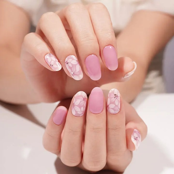Sheer White Pink Floral Oval Nails, миндаль — Korean Nail Art
