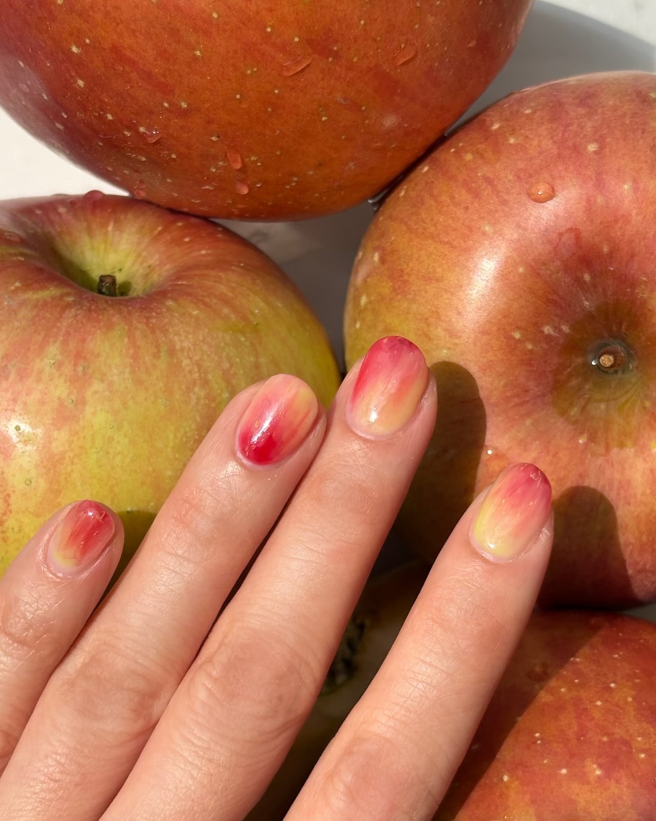 Short Oval Apple Gradient Nails — Korean Nail Art