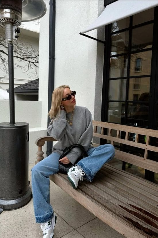 Oversized Sweatshirt with Wide-Leg Jeans Oversized Sweatshirt with Wide-Leg Jeans — La Outfits