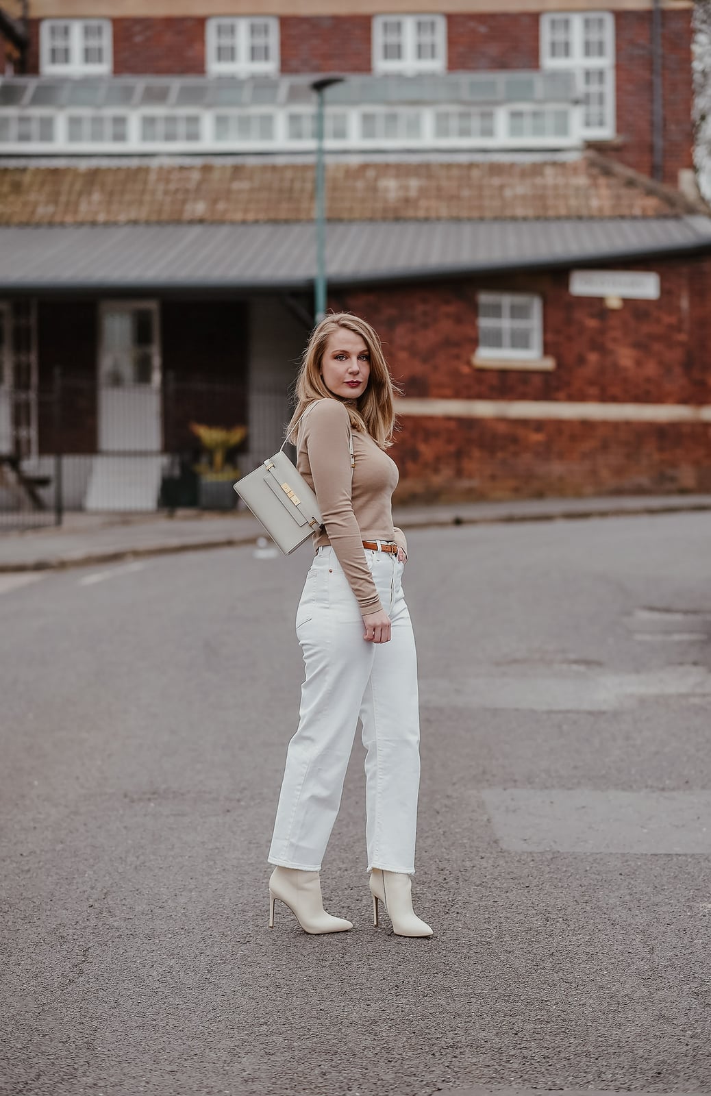 White Wide-Leg Jeans and Fitted Top White Wide-Leg Jeans and Fitted Top — La Outfits