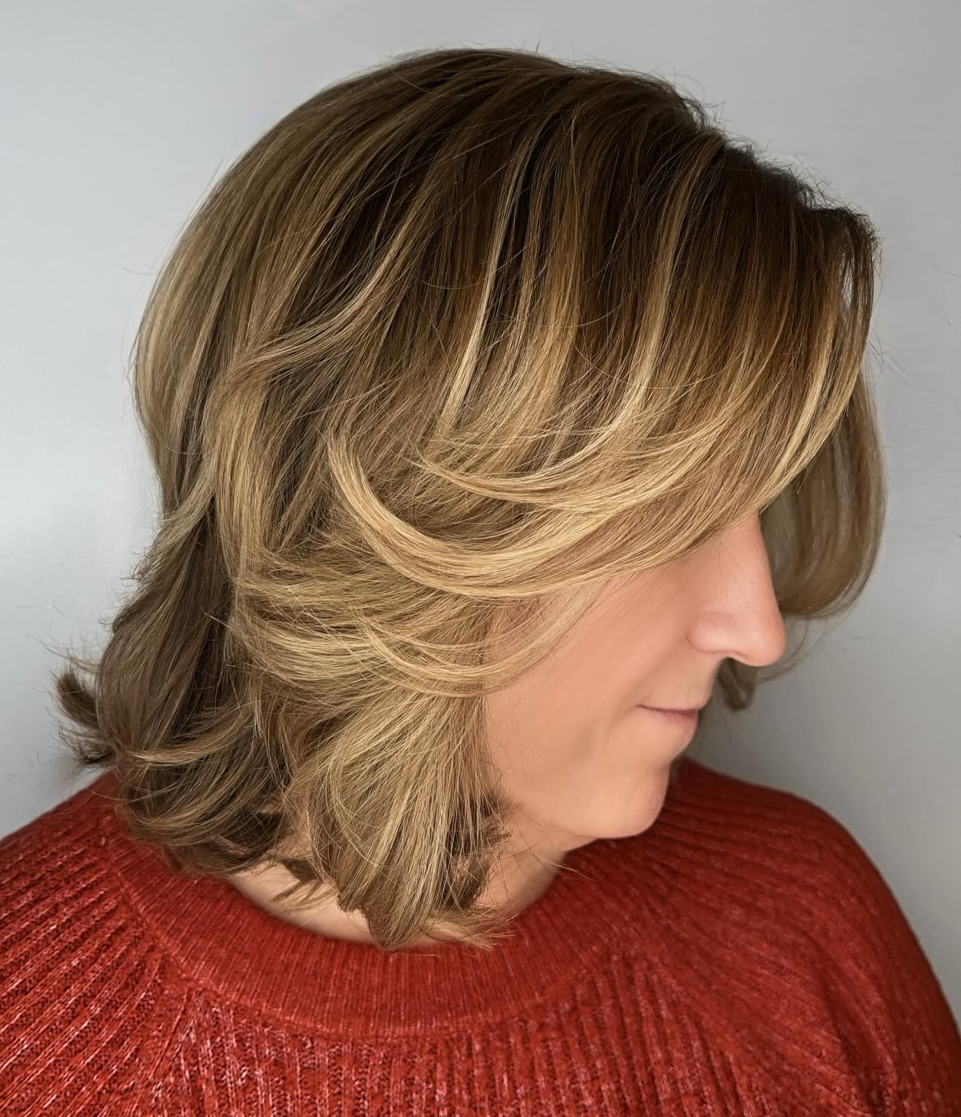 Shoulder Layers With Side-Swept Bangs and Brown With Blonde Highlights Shoulder Layers With Side-Swept Bangs and Brown With Blonde Highlights — Layers Hairstyles