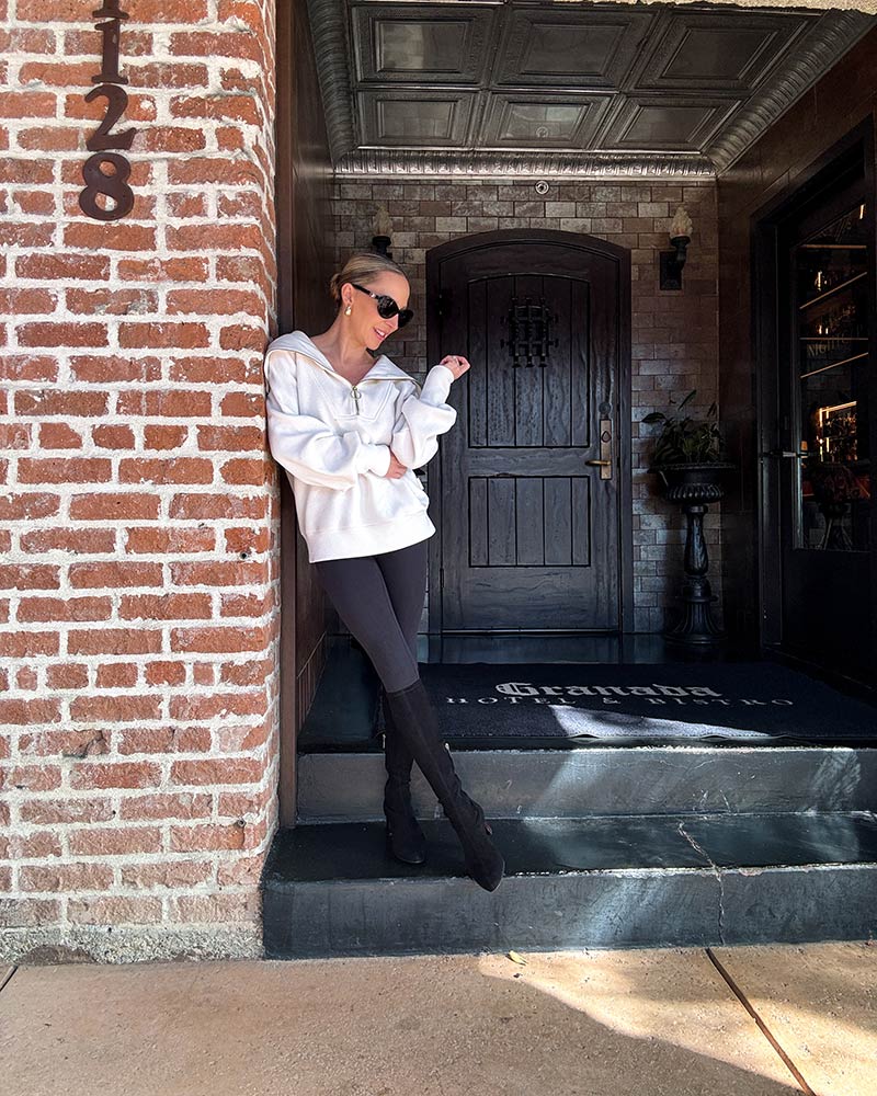 White Half-Zip Hoodie with Black Leggings and Suede Boots White Half-Zip Hoodie with Black Leggings and Suede Boots — Leggings Outfits Casual