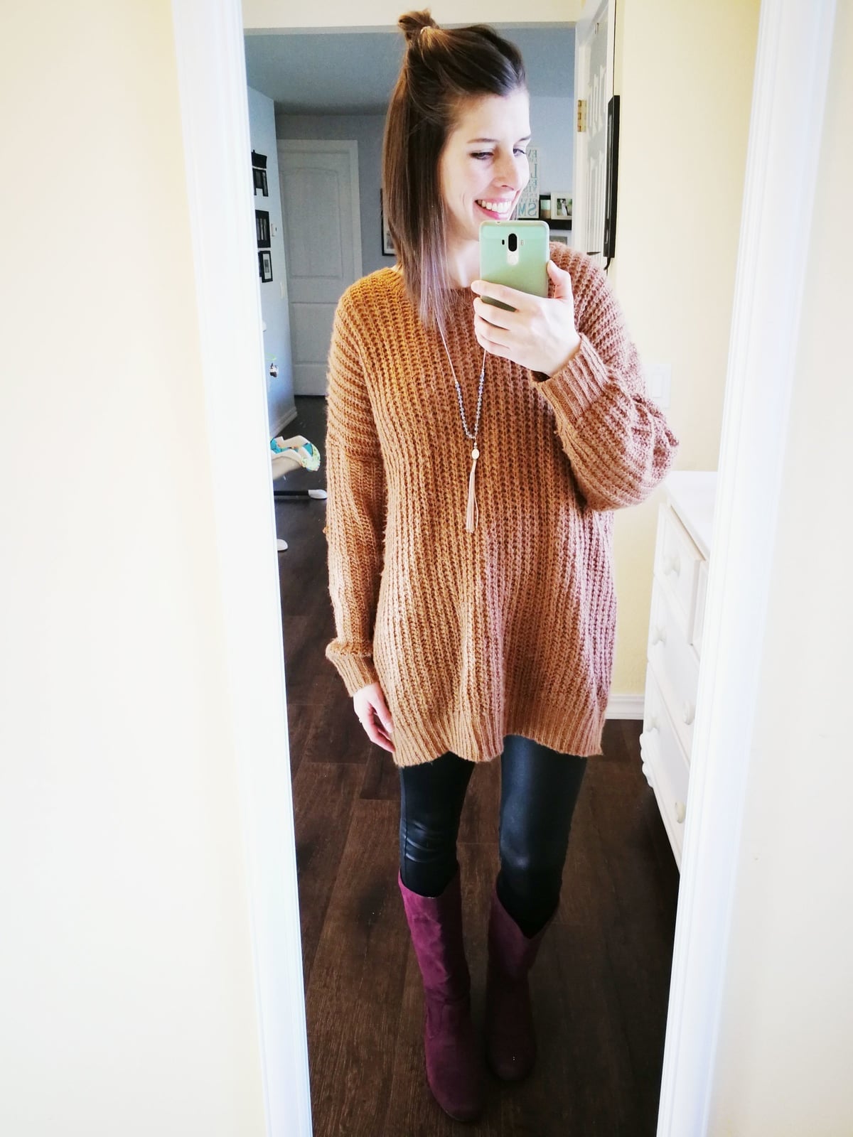 Oversized Knit Sweater with Faux Leather Leggings and Boots Oversized Knit Sweater with Faux Leather Leggings and Boots — Leggings Outfits Casual