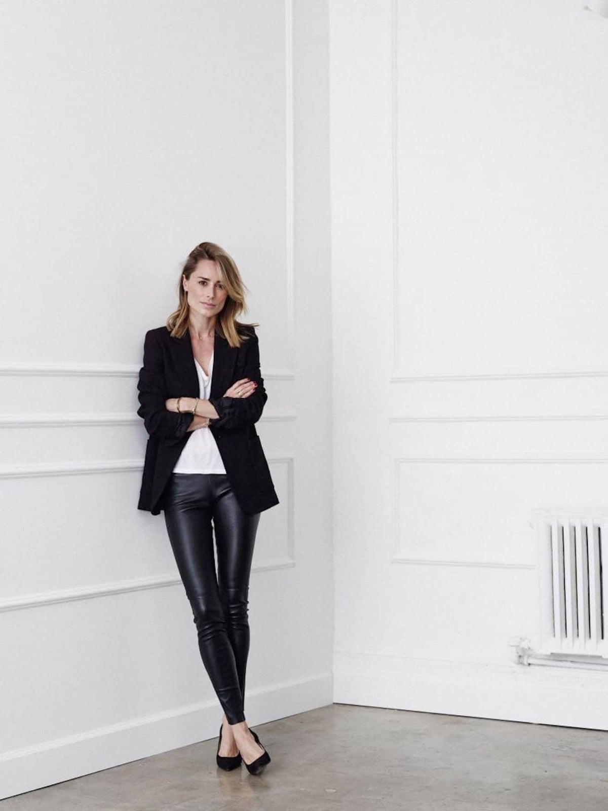 Faux Leather Leggings with a V-Neck Top and Black, Close-Up Take Faux Leather Leggings with a V-Neck Top and Black, Close-Up Take — Leggings Outfits Casual