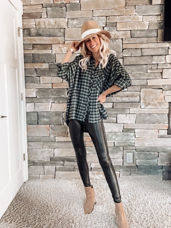 Faux Leather Leggings with Plaid Shirt and Ankle Boots, Close-Up Take Faux Leather Leggings with Plaid Shirt and Ankle Boots, Close-Up Take — Leggings Outfits Casual