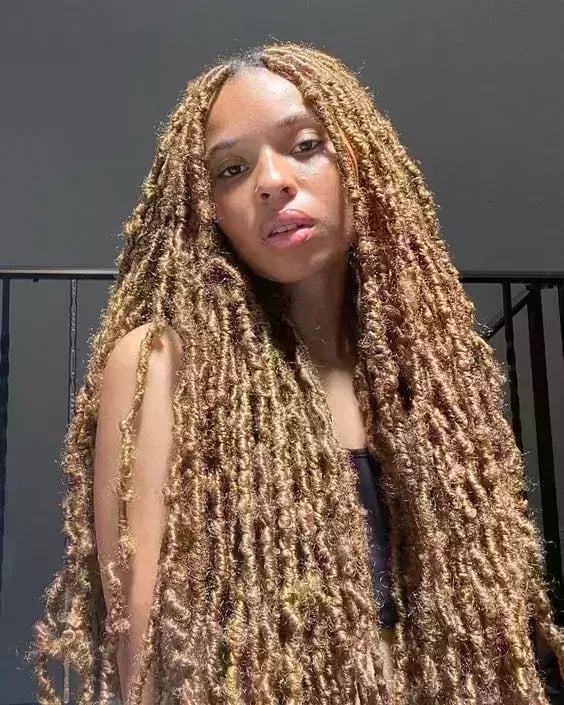 Honey Blonde Mid-Back Wavy Locs, Middle — Length Locs
