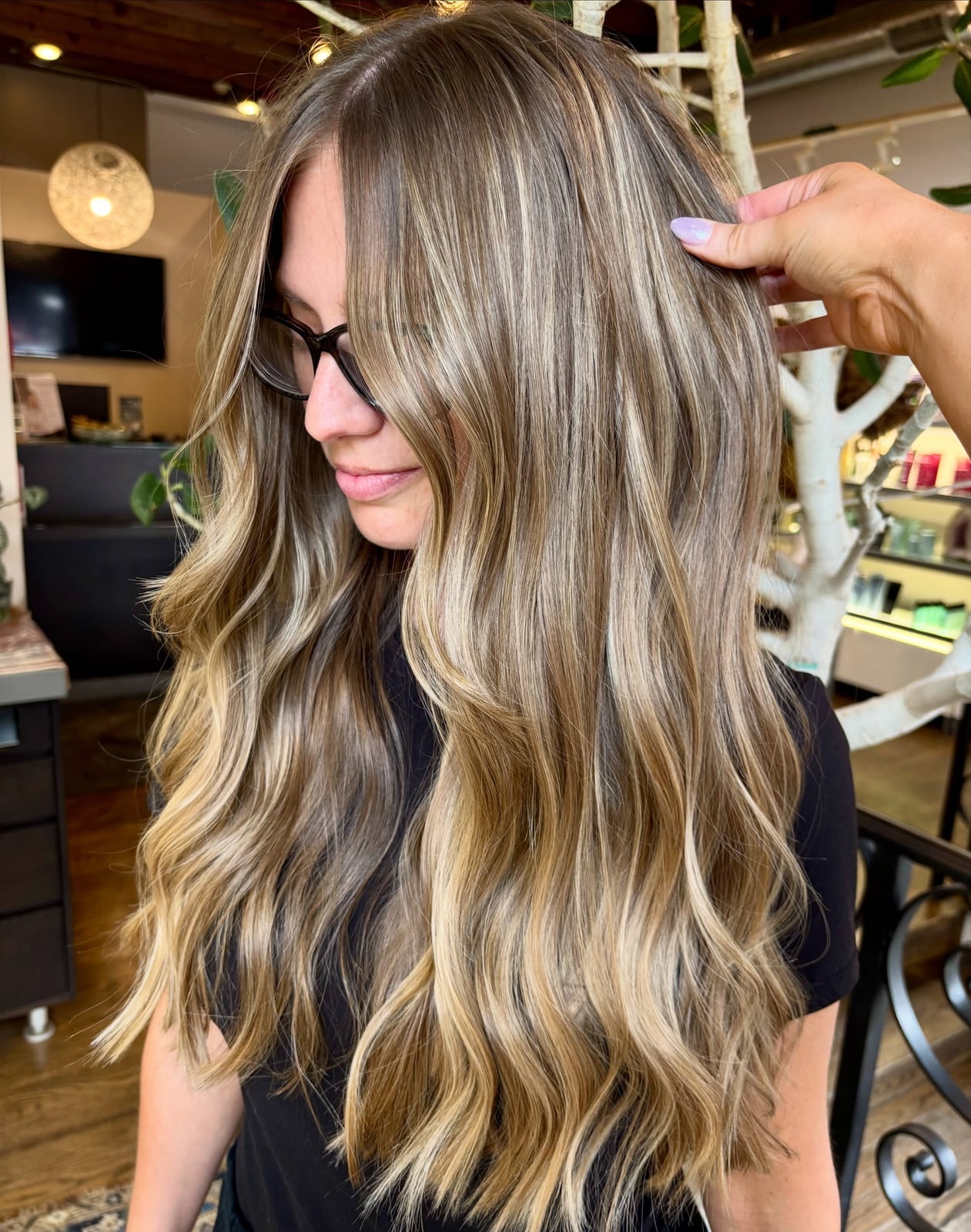 Mid-Back With Dimensional Light Brown Highlights Mid-Back With Dimensional Light Brown Highlights — Light Highlights