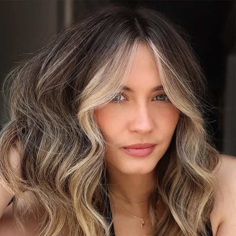 Collarbone Waves With Bold Face-Framing Highlights Collarbone Waves With Bold Face-Framing Highlights — Light Highlights