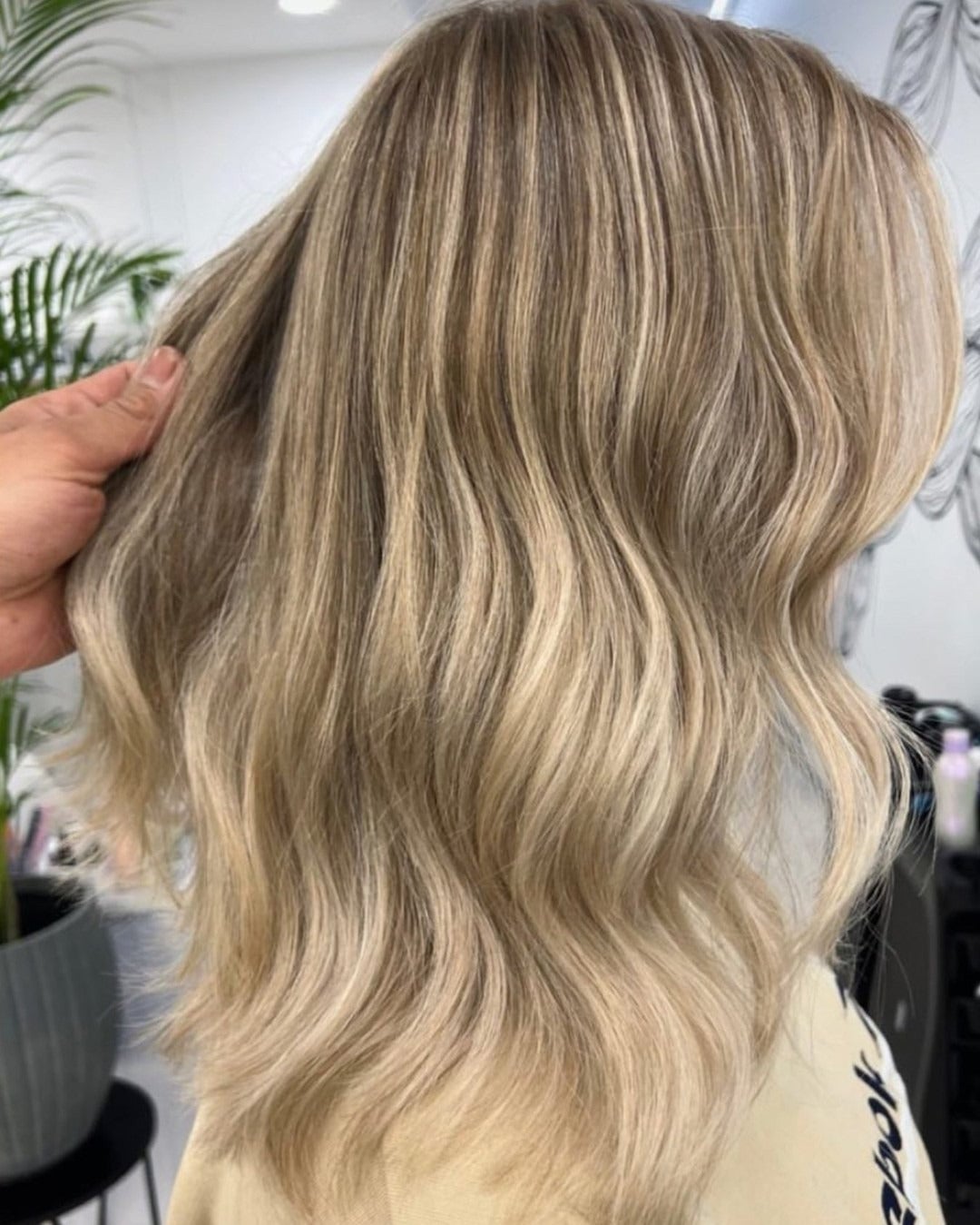 Collarbone Light Brown With Face-Framing Highlights, Close-Up Take Collarbone Light Brown With Face-Framing Highlights, Close-Up Take — Light Highlights