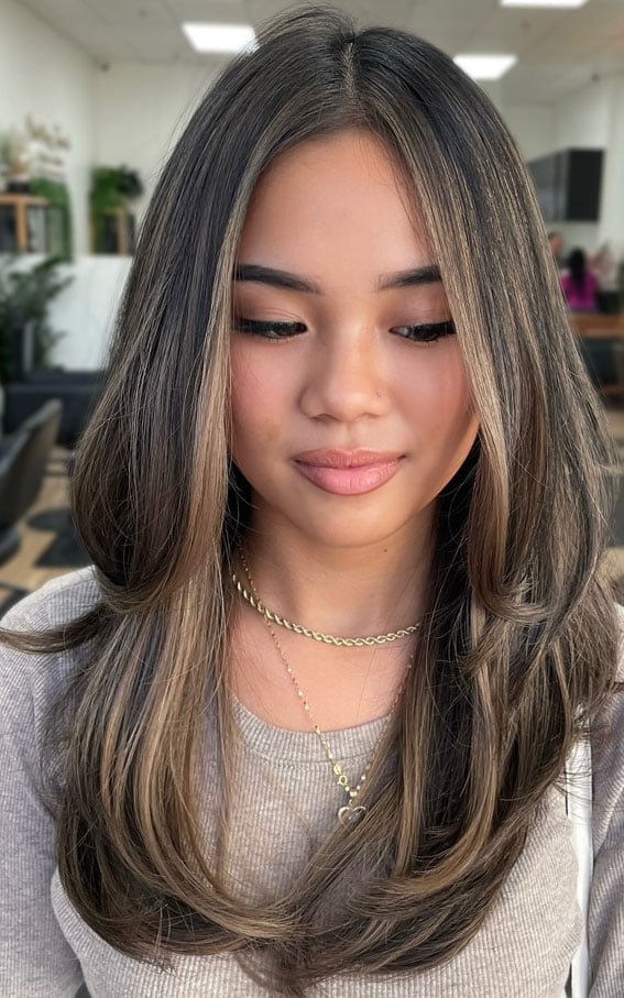 Collarbone Layers With Ash Blonde Face-Framing Collarbone Layers With Ash Blonde Face-Framing — Light Highlights