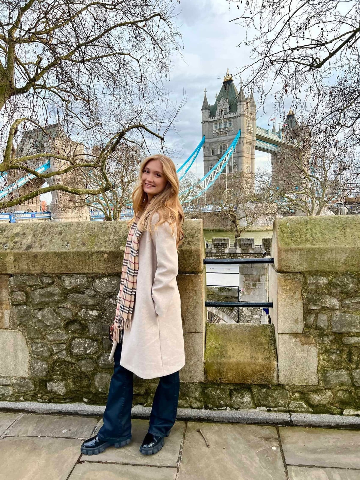 Beige Longline Coat and Plaid Scarf for Sightseeing Beige Longline Coat and Plaid Scarf for Sightseeing — London Outfits