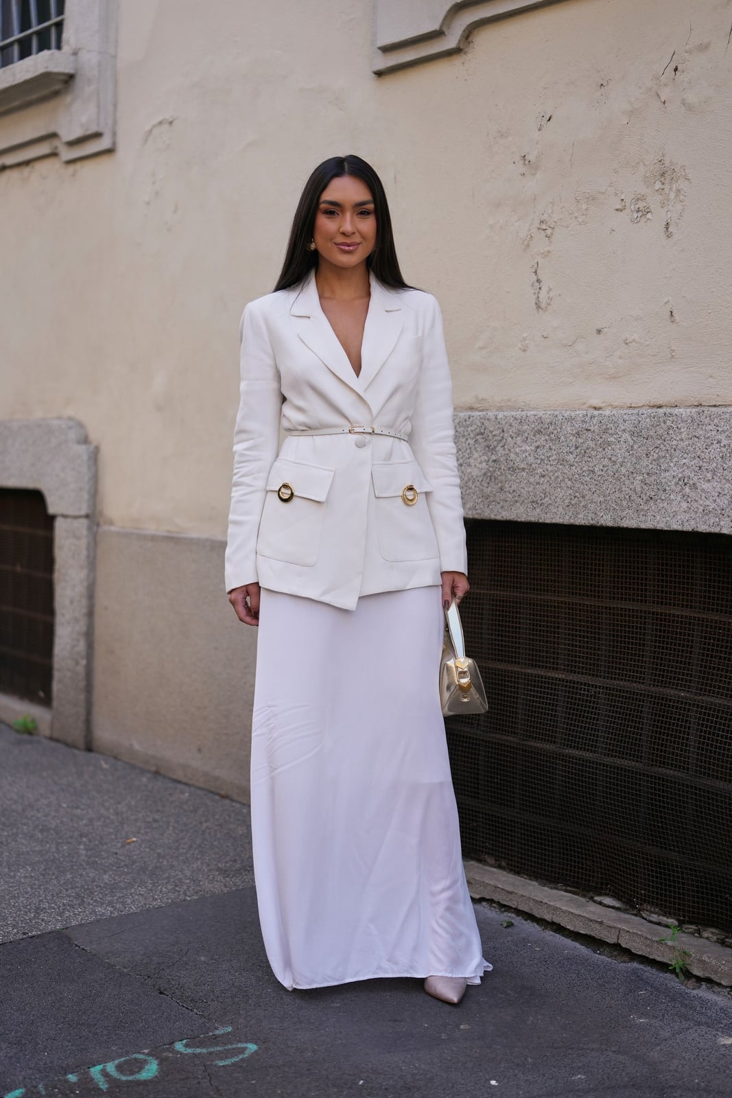 White Crepe Maxi Skirt with an Oversized Blazer White Crepe Maxi Skirt with an Oversized Blazer — Long Skirt Outfits