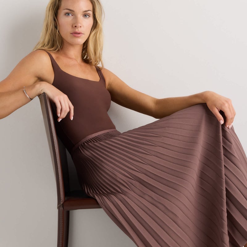 Brown Pleated Maxi Skirt with a Matching Tank Top Brown Pleated Maxi Skirt with a Matching Tank Top — Long Skirt Outfits