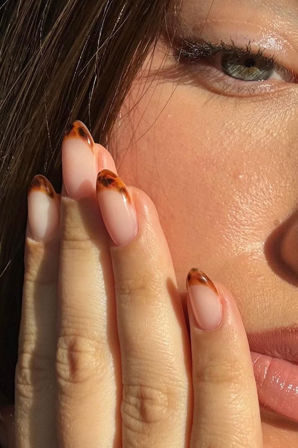 Medium Almond Nude Tortoiseshell French Nails, миндаль — Looks Nail