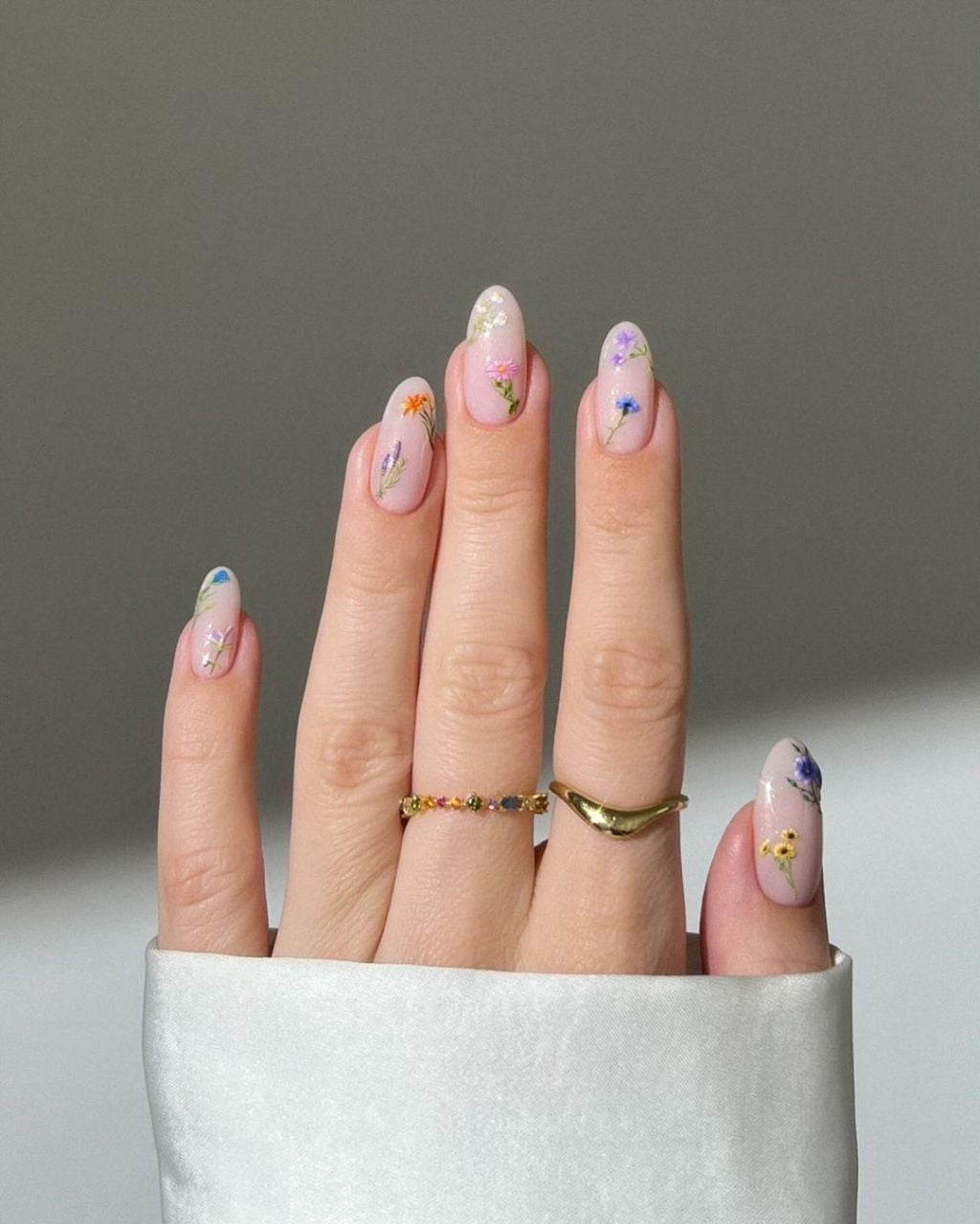 Medium Almond Sheer Nude Dried Flower Nails Medium Almond Sheer Nude Dried Flower Nails — Manicure Nails