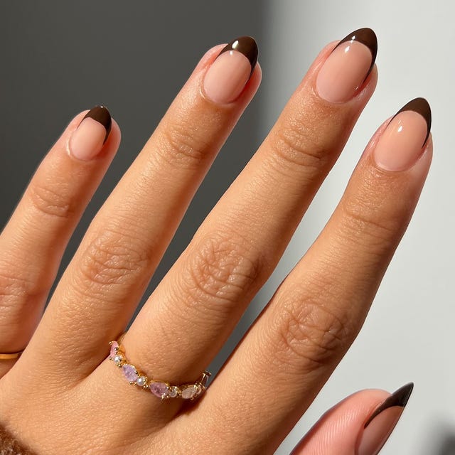 Medium Oval Sheer Nude Minimalist Brown Line Nails Medium Oval Sheer Nude Minimalist Brown Line Nails — Manicure Nails