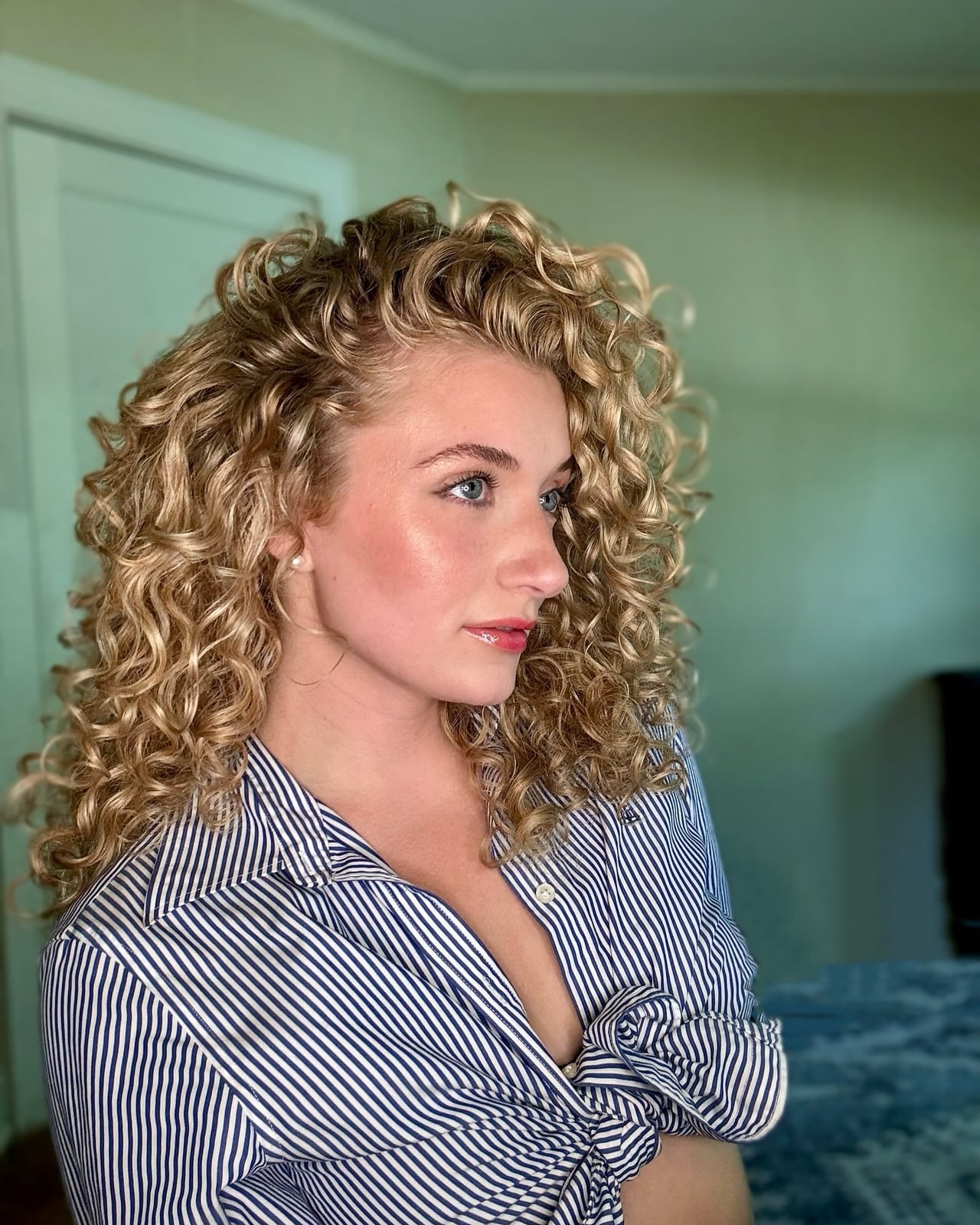 Side Parted Shoulder Length Curls — Medium Curly Hair