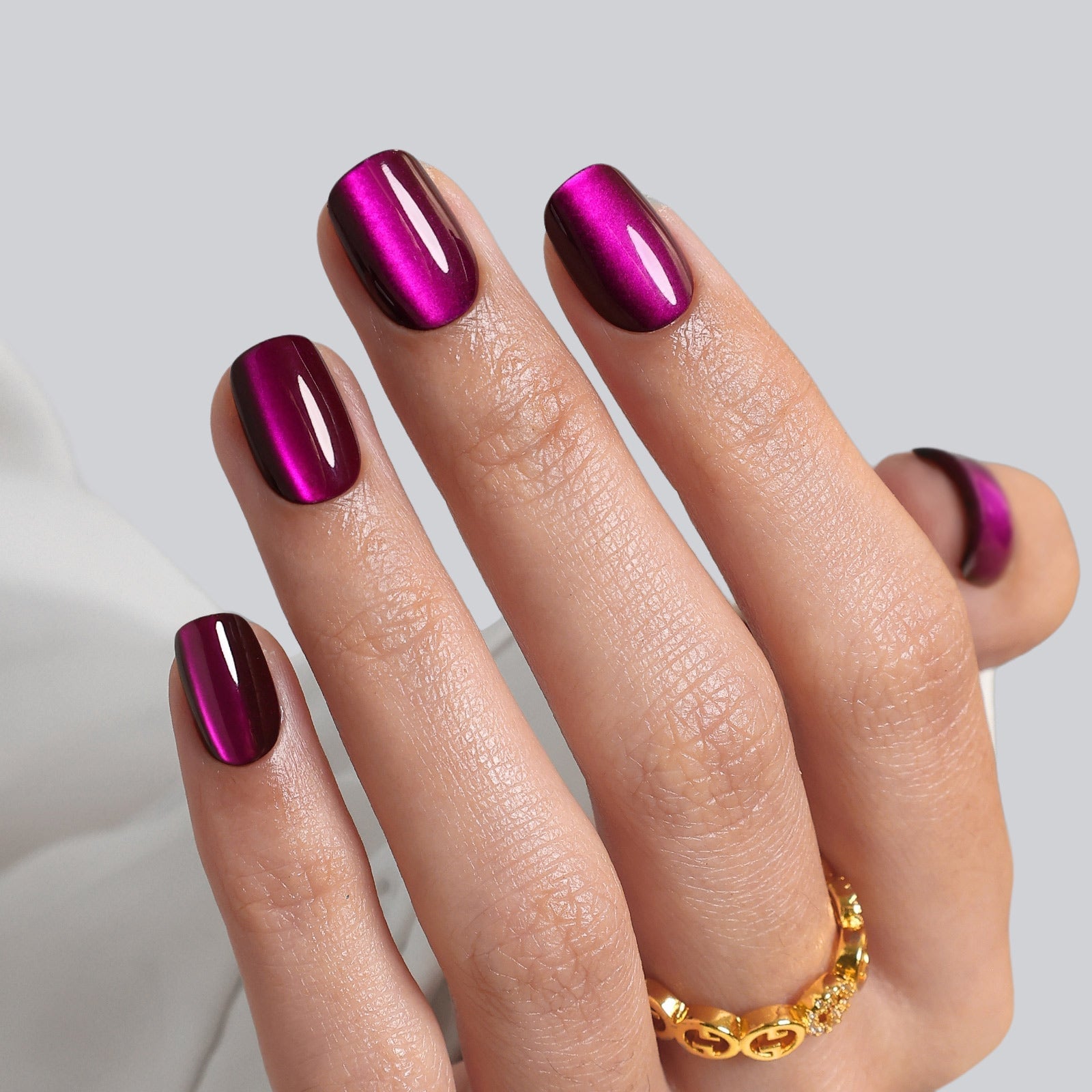 Deep Magenta Cat-Eye Short Oval Nails — Metallic Nails