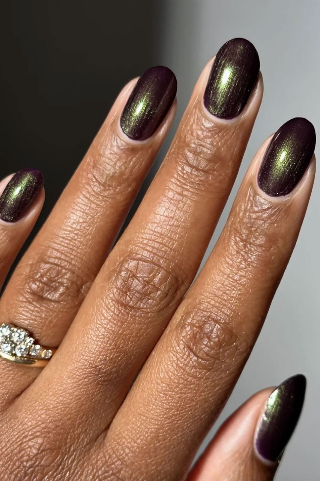 Deep Plum Green Shimmer Short Oval Nails — Metallic Nails