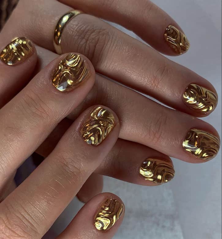 Textured Liquid Gold Swirl Short Square Nails — Metallic Nails