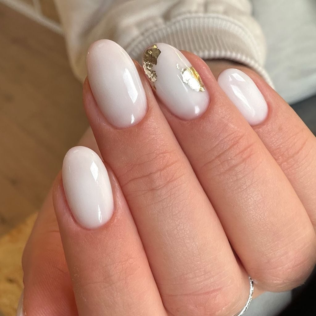 Medium Oval Gold Foil Accent Nails Medium Oval Gold Foil Accent Nails — Milky White Nails
