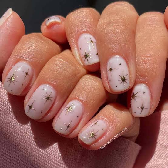 Short Almond Gold Starburst Nails Short Almond Gold Starburst Nails — Milky White Nails
