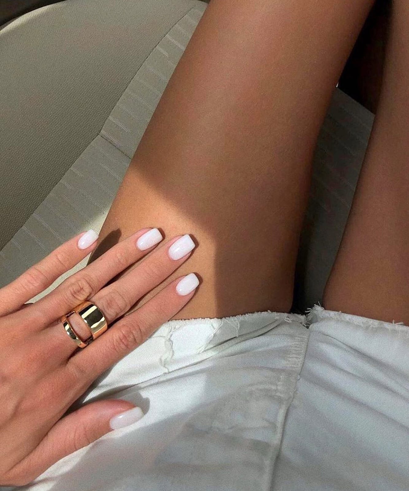 Medium Almond Iridescent Chrome Nails Medium Almond Iridescent Chrome Nails — Milky White Nails
