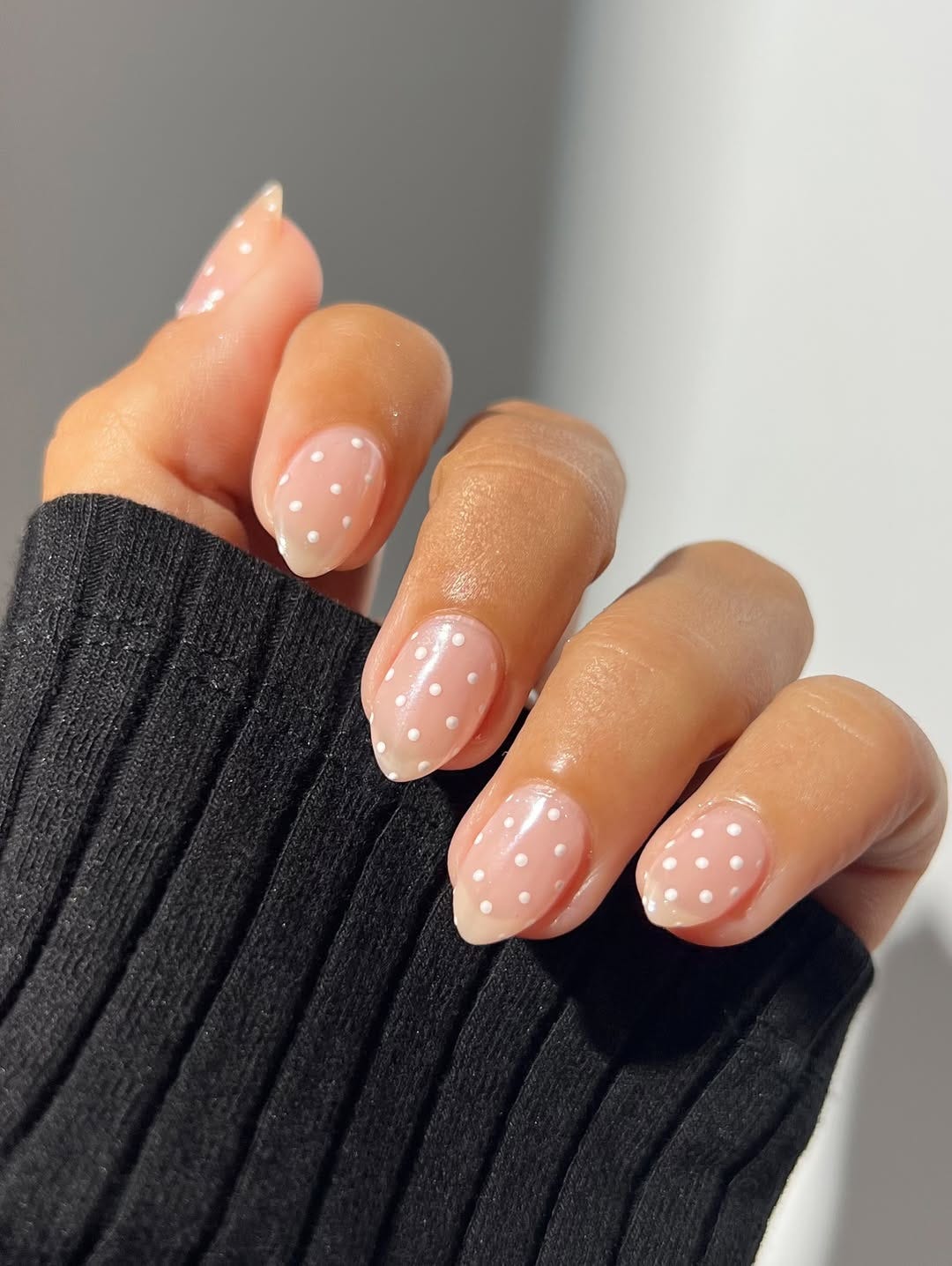 Short Oval Pink Nails With White Polka Dots — Minimalist Nails