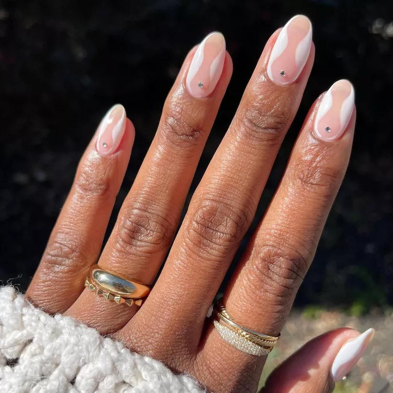 Medium Oval Nude With Wavy Lines And Rhinestones — Minimalist Nails