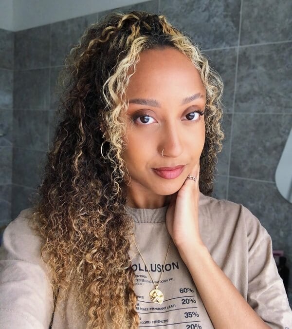 Collarbone Curly Hair With Blonde Highlights — Money Piece