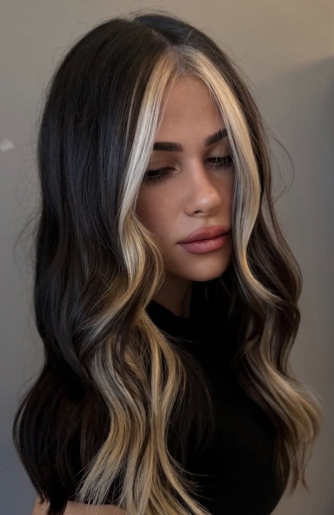Mid-Back Wavy Hair With Bold Blonde Money Piece