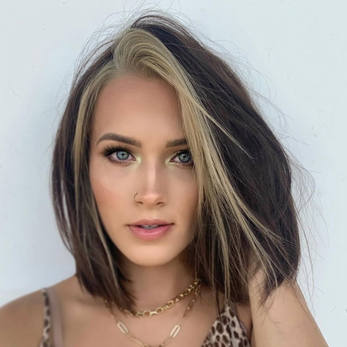 Chin Length Bob With Sharp Blonde Money Piece, Wavy