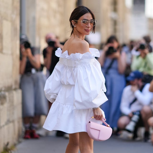 White Off-The-Shoulder Mini Dress with Ruffles and Puffy Sleeves — Mujer Outfits