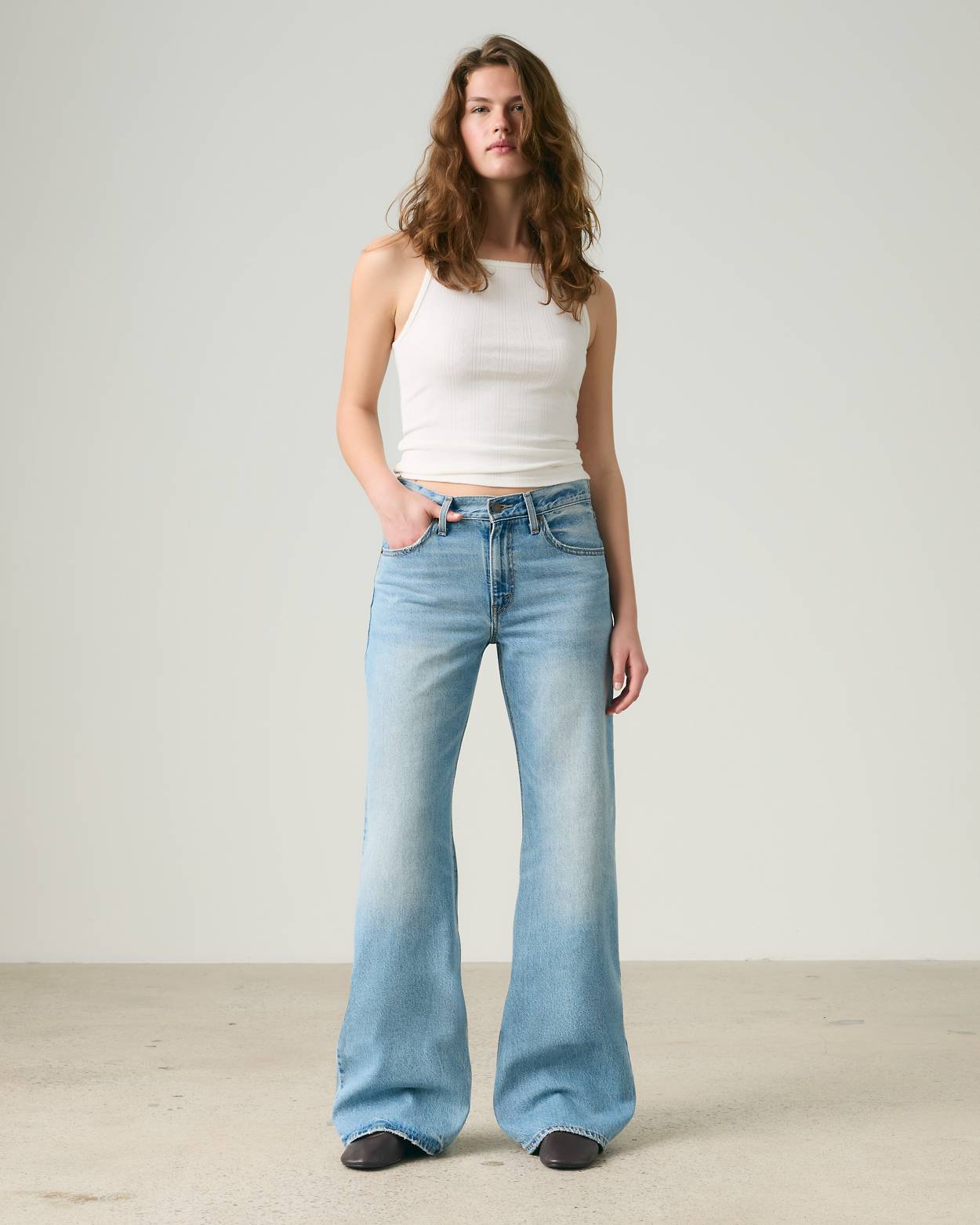 White Ribbed Tank Top with Light Blue Wide-Leg Jeans — Mujer Outfits