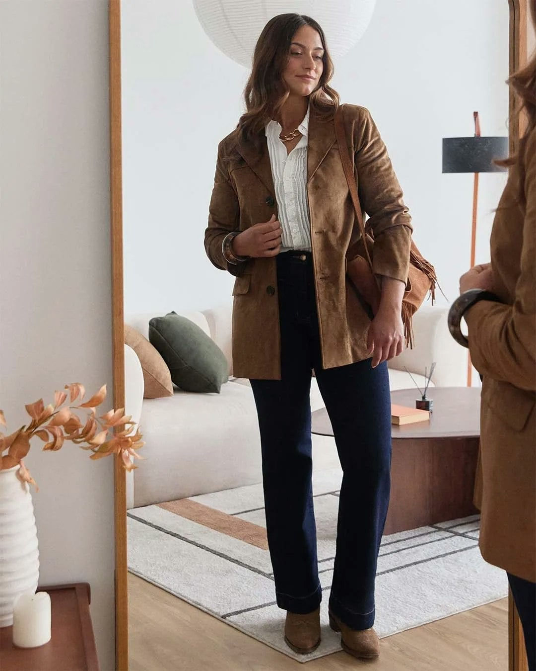 Brown Suede Blazer Over a White Shirt and Navy Trousers — Mujer Outfits