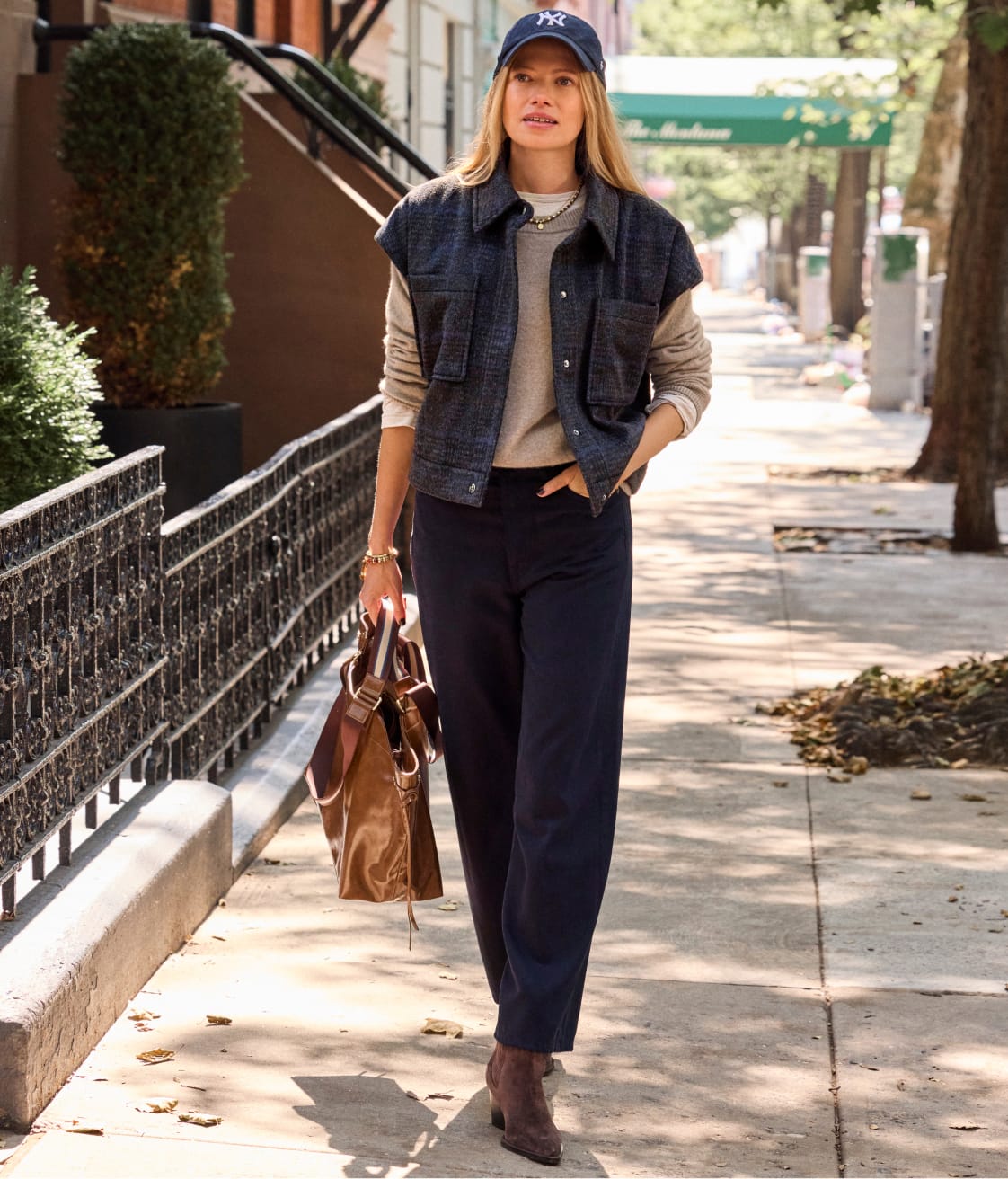 Gray Crewneck Sweater and Textured Vest with Navy Trousers — Mujer Outfits