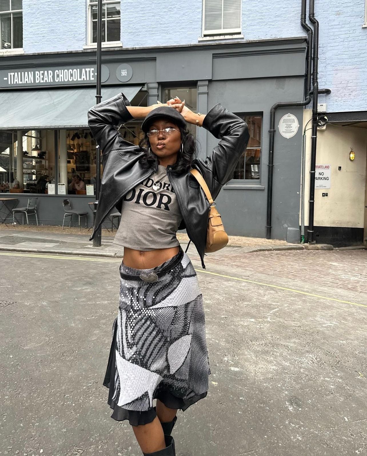 Black Leather Jacket Over a Graphic T-Shirt with a Sequined Patchwork — Mujer Outfits