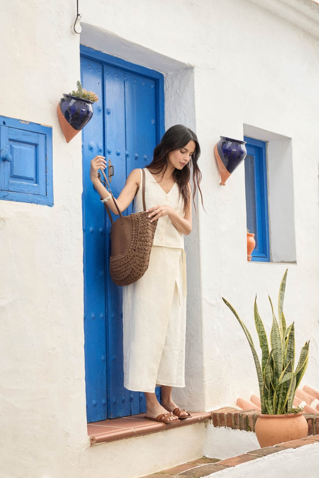 Cream Sleeveless Top with a Linen Wrap Skirt and Woven Tote — Mujer Outfits