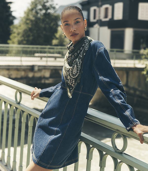 Long-sleeved Denim Dress with a Green Bandana Scarf — Mujer Outfits