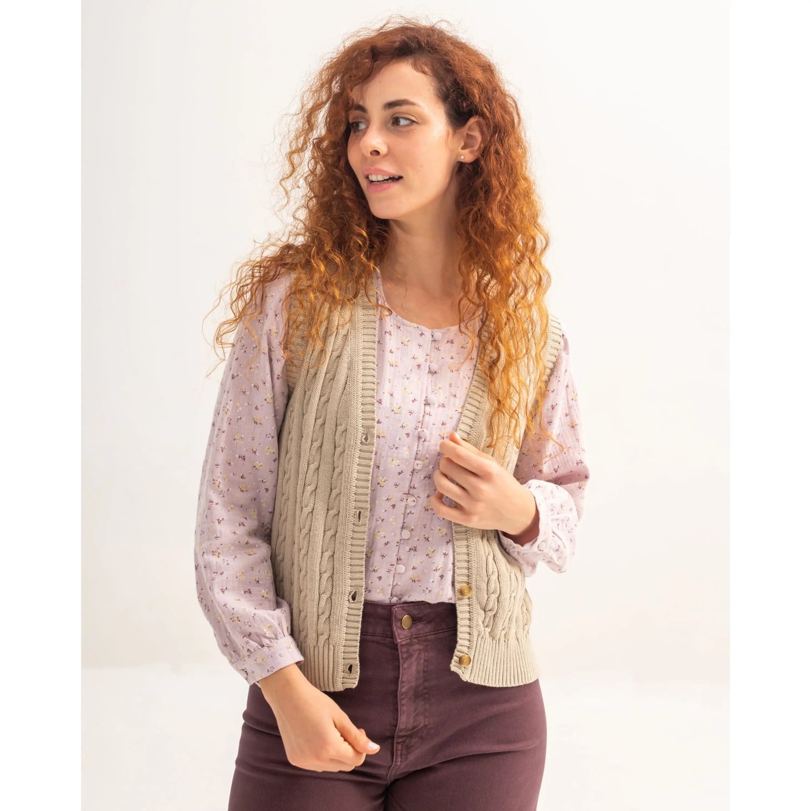 Beige Cable-Knit Cardigan Over a Lavender Floral Blouse with Burgundy — Mujer Outfits