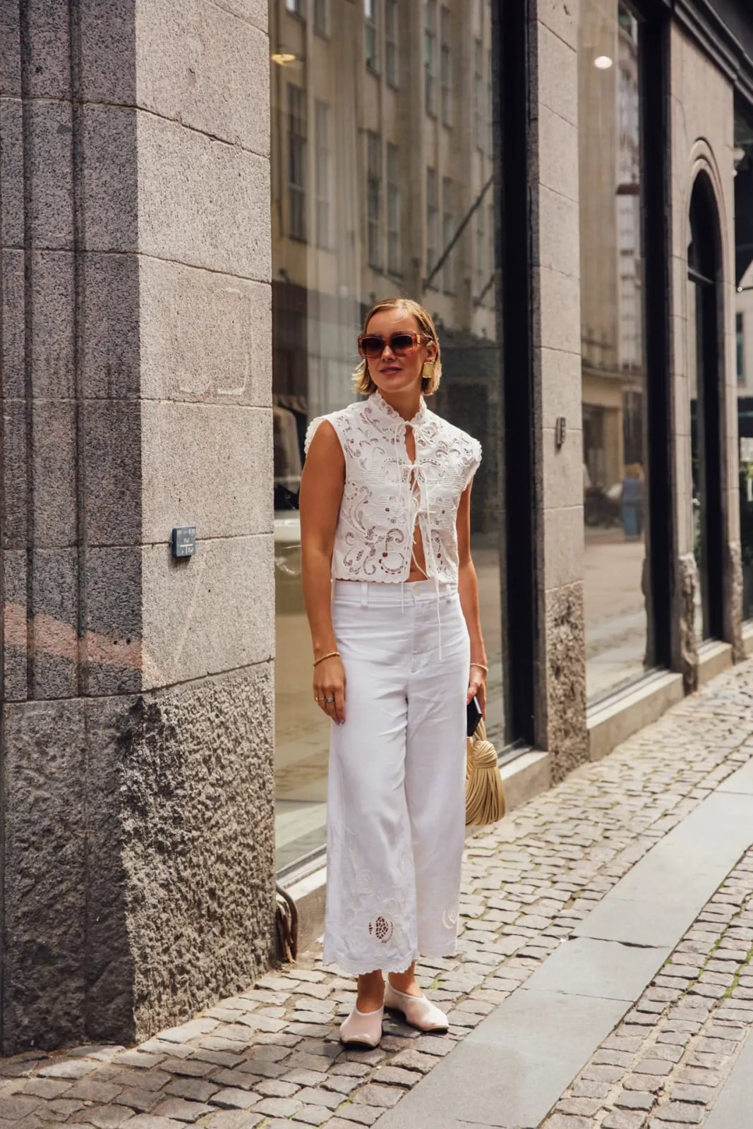 White Lace Tie-Front Top with White Wide-Leg Trousers — Mujer Outfits