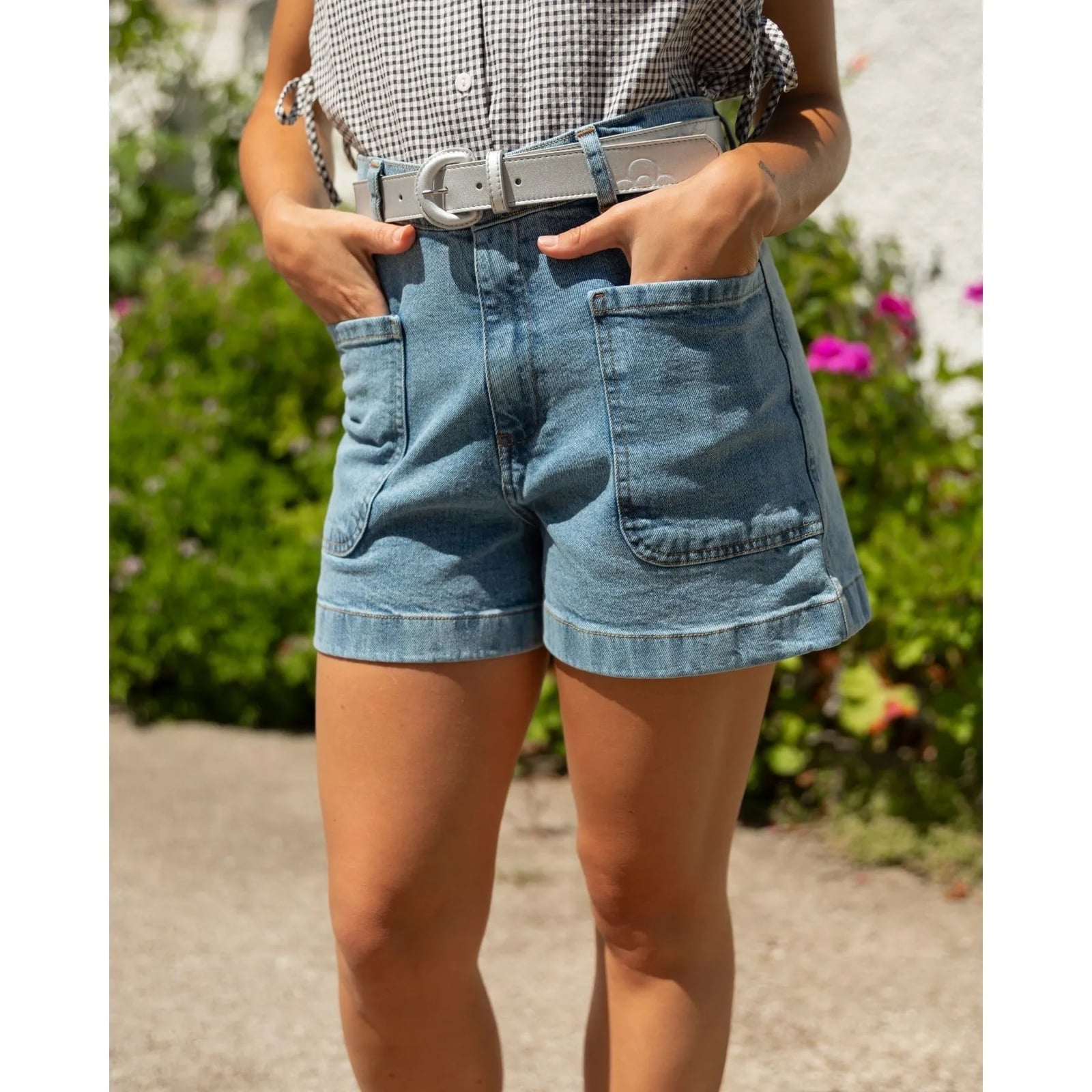 Light Blue Denim Bermuda Shorts with a Gingham Sleeveless Top — Mujer Outfits