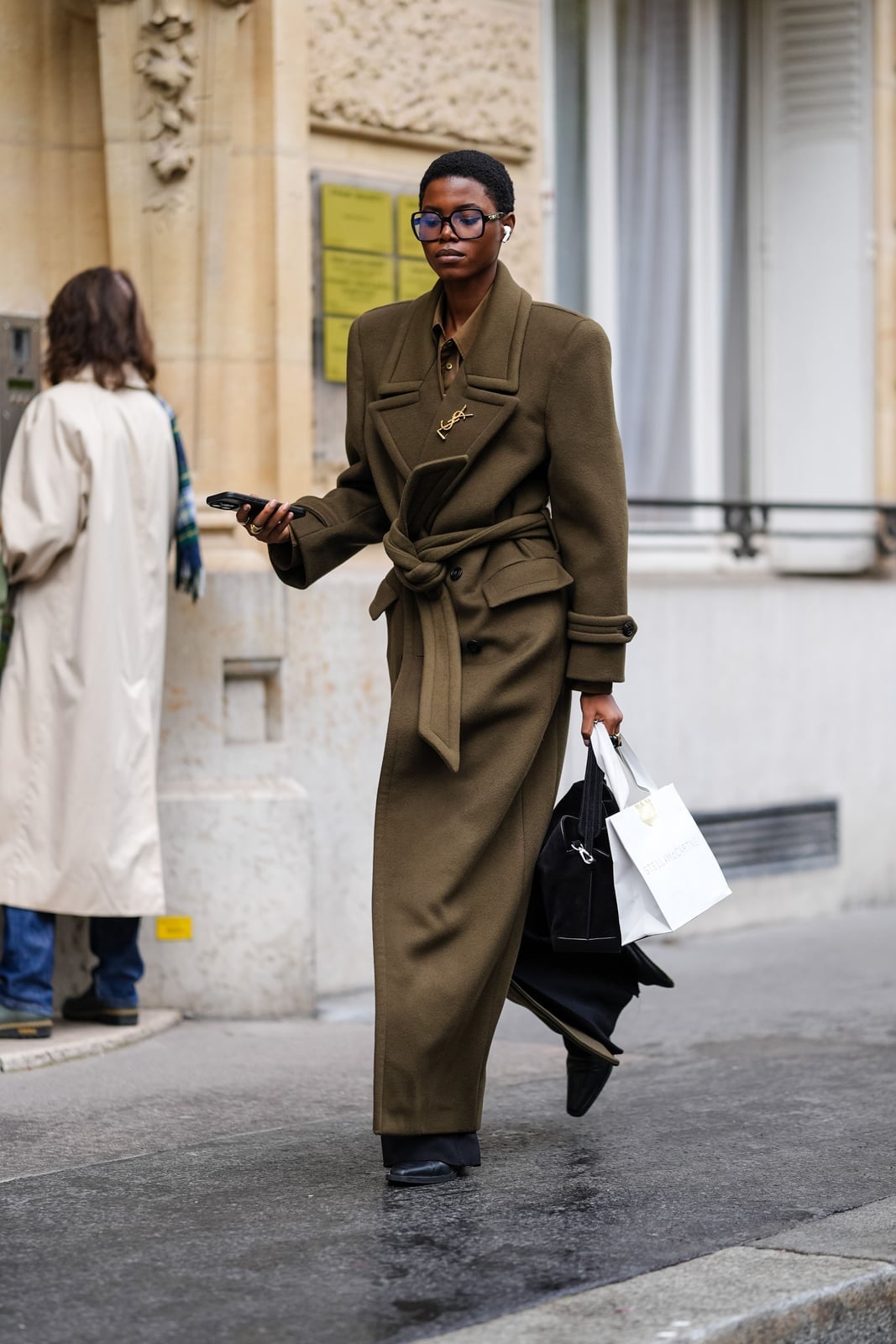 Long Olive Green Belted Coat Over a Brown Collared Shirt — Mujer Outfits