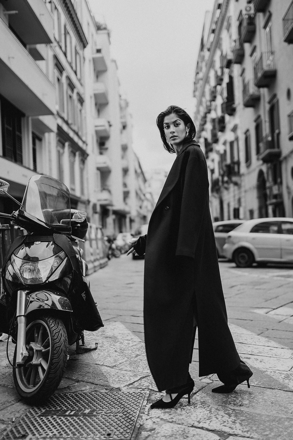 Monochromatic Black Oversized Coat and Wide-Leg Pants — Mujer Outfits