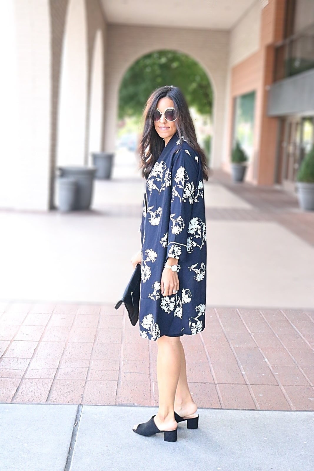 Black Mules With Floral Kimono And Dark Outfit Black Mules With Floral Kimono And Dark Outfit — Mules Outfits