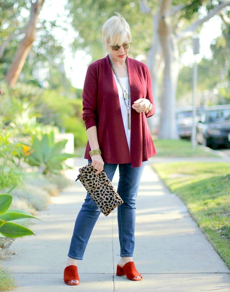 Red Suede Mules With Skinny Jeans And Open Cardigan Red Suede Mules With Skinny Jeans And Open Cardigan — Mules Outfits